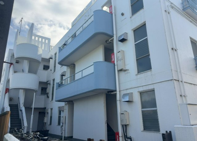 【構造・工法・仕様】 | スカイハイツ小町 | ＲＣ造、Reinforced Concreteは直訳すると補強されたコンクリートです。主に柱や梁・床・壁が鉄筋とコンクリートで構成おり、鉄筋を組んだ型枠にコンクリートを流し込んで固めたものを指します。