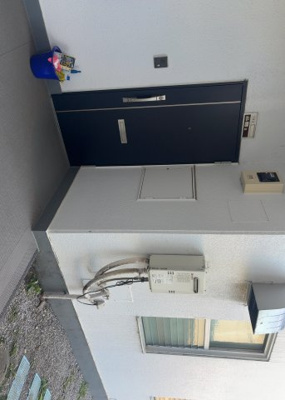 【玄関】 | スカイハイツ小町 | 玄関は家の顔でもあり、家族以外の目にも止まる場所です。玄関は外との間を仕切る扉、靴などをしまっておく収納スペース、靴脱ぎのたたきスペース、来客とのやり取りをするドアホンなど複数のアイテムからなります。