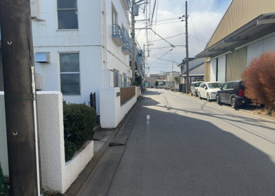 【外観】 | スカイハイツ小町 | 外観はマンション管理がされているかの目安になります。築年数が古いと、壁面は劣化してひび割れが生じることも！建物が古びていても細かいところが修繕されていると、きちんと管理されているなぁと感じるでしょう。