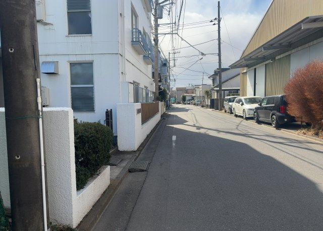 【外観】 | スカイハイツ小町 | 外観はマンション管理がされているかの目安になります。築年数が古いと、壁面は劣化してひび割れが生じることも！建物が古びていても細かいところが修繕されていると、きちんと管理されているなぁと感じるでしょう。