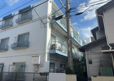 【バルコニー】 | スカイハイツ小町 | 一般的なバルコニーは、奥行1.5ｍ程ですが、ワイルドバルコニーは2ｍまで広がっています。そのため洗濯物の間隔をあけ干すことができ、乾きやすいというメリットや、ガーデニングが楽しめる等の特徴があります。