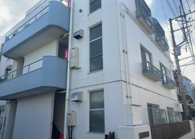 【駐輪場】 | スカイハイツ小町 | マンションの駐輪場は、事前に空きがあるか確認を取ると安心です。せっかく入居したのに駐輪スペースがない！なんてことになったら大変ですよね。そこで、内見時や購入前にはまず事前に確認しておくと良いでしょう。