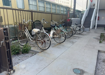 【駐車場】 | スカイハイツ小町 | 車一台あたりに必要なスペースは、標準サイズの普通自動車で横幅2m50cm、長さ5mは必要になります。ただし、乗降のことも考慮して横幅3m30cm、長さ5m50cmほどは確保できるところを選びましょう。