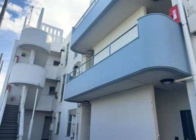 【駐車場】 | スカイハイツ小町 | 駐車場と明記されていても、最小スペースでつくられた駐車場だと大型車は駐車できなかったり、出入りしにくくなったりする可能性があります。お車のサイズと購入したい物件の駐車場のサイズを現地で確認しましょう。