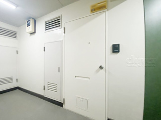 【その他共用部分】 | 皆様をお迎えする、お部屋の玄関ドア。開けやすさや開放角度、ドアノブの操作しやすさや鍵の形状などを、現地で一度ご確認ください。～即日のご見学可能～　お問合せはお気軽にどうぞ。