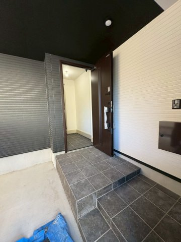 西新小岩５丁目新築戸建の玄関