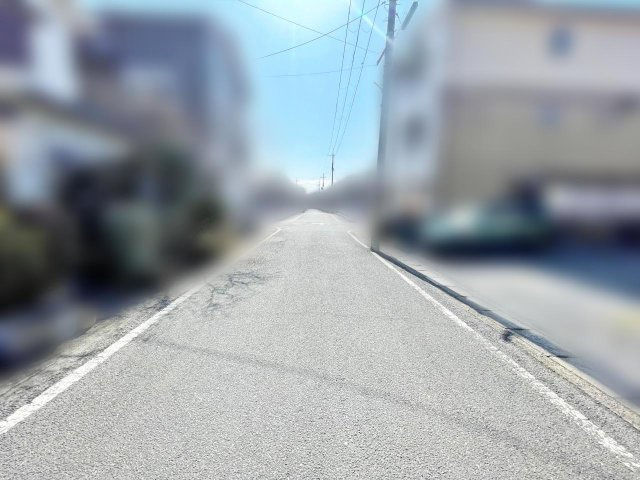 売土地　千代川町小川二丁目の前面道路含む現地写真