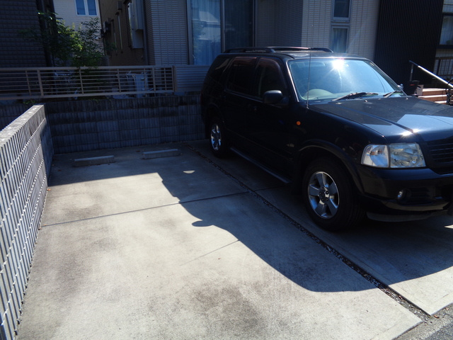 フォードアーズ鵠沼の駐車場