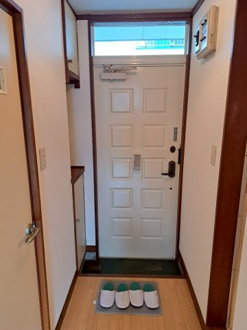 ネクスト中野山の玄関