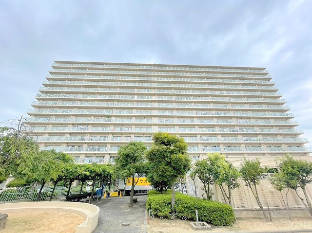 ファミール北大阪リバーサイドB棟の外観
