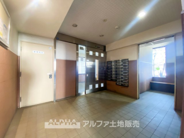 セザール聖蹟桜ヶ丘のエントランス|【Entrance】
◆エントランス◆管理の行き届いた綺麗なエントランスは、扉を開けると温もりと幸せと楽しさいっぱいの我が家に帰ってきたんだなと落ち着く瞬間。