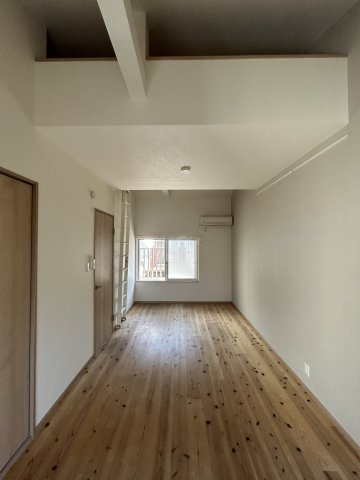 東竹屋町戸建の洋室