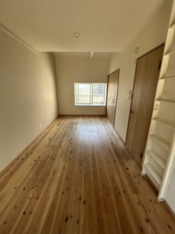 東竹屋町戸建の洋室
