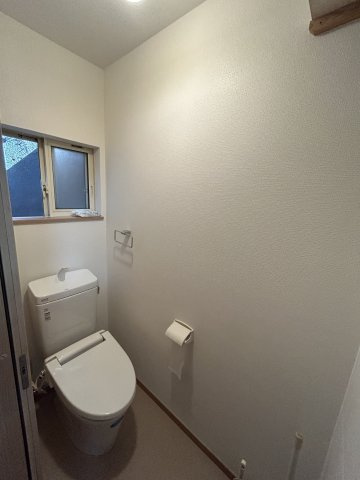 東竹屋町戸建のトイレ