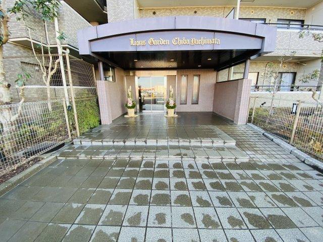 7階建て2階部分の外観