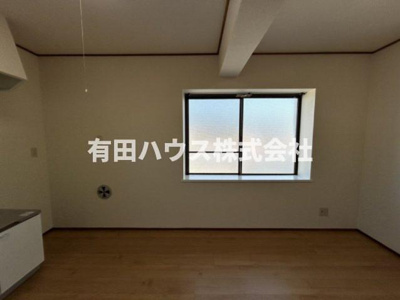 【居間・リビング】 | ヴィラ湯浅A棟 | ダイニングキッチンには大き目の窓もあるので昼間も明るいです