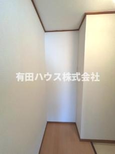【玄関】 | ヴィラ湯浅A棟 | 玄関を入って直ぐに収納スペースがあります