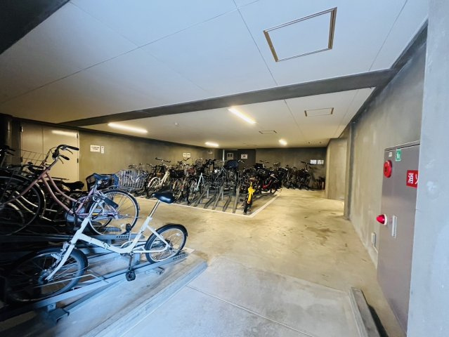エクレール桃山御陵|駐輪場はしっかりとした屋根のあるスペースなので雨の日でも乗り降りがしやすくて嬉しい♪