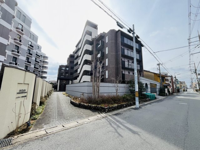 エクレール桃山御陵|周辺にはコンビニやスーパー、MOMOテラスなどの大型施設もあるのでお買い物には困りません！