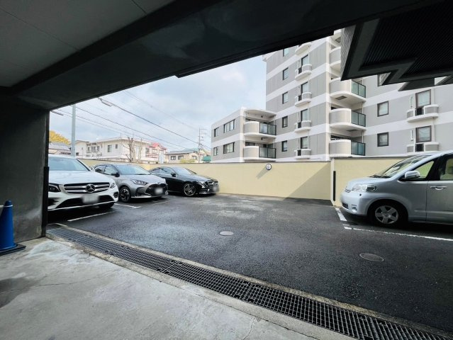 エクレール桃山御陵の間取り|平面式の駐車場で車の出し入れもしやすい！