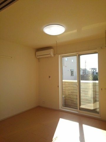 プチ・リヴェールの寝室|明るい室内です