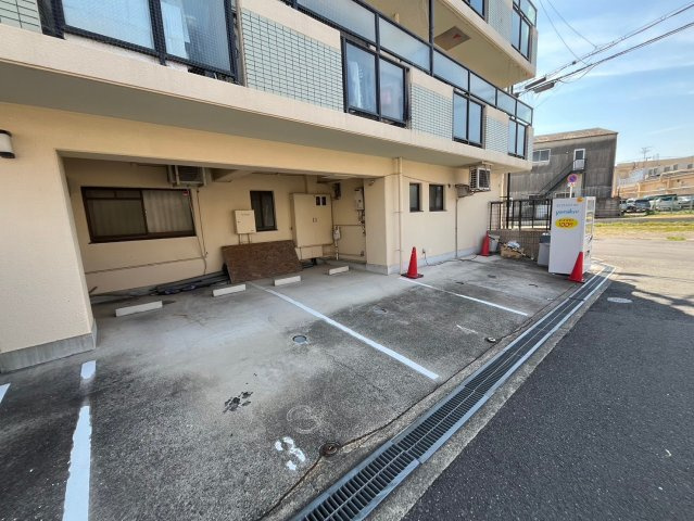 グリーンヒル中川の駐車場