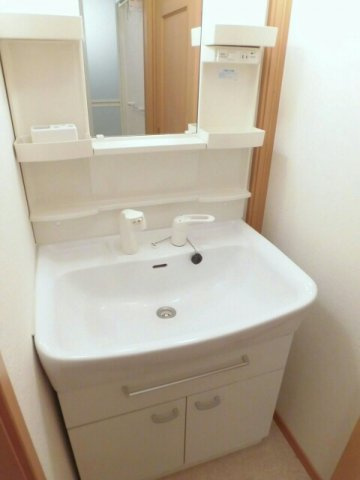 レジデンス上原Ａの洗面所|明るい洗面所です