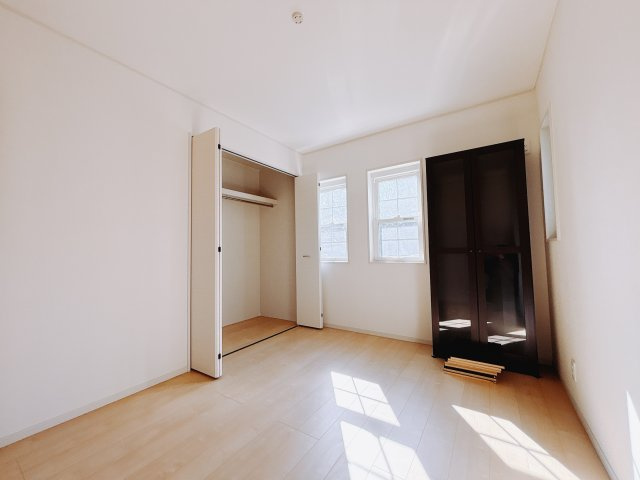 【中古戸建】伊勢崎市中央町の洋室|■2階洋室｜2階洋室には大きな窓をご用意しています。日中はあたたかな日差し差し込み自分時間も充実できますね＾＾