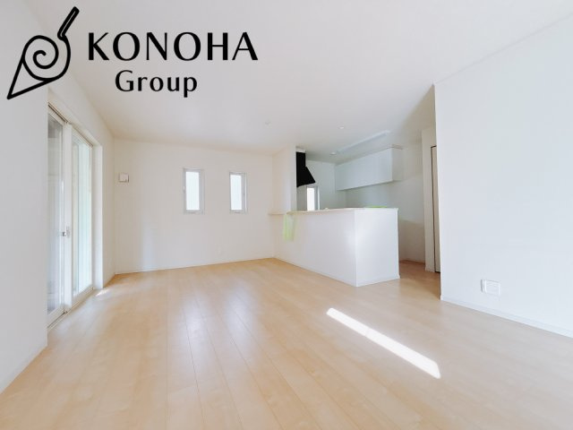 【中古戸建】伊勢崎市中央町の居間・リビング|■リビング｜時の流れと共に陽射しは装いを変え空間に新たな彩りを与えます。一日中家に居ても飽きることなく過ごすことができる素敵な空間です♪