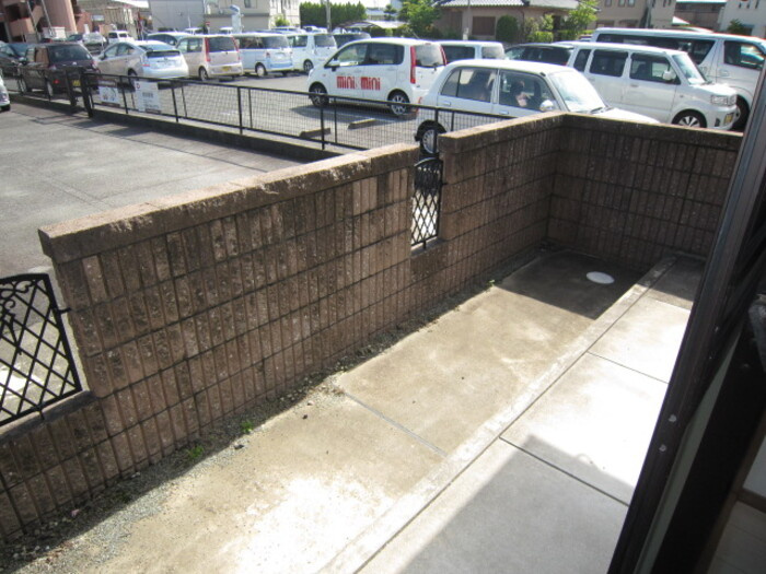 熊本市南区出仲間９丁目のアパートの庭