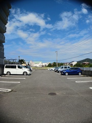 【駐車場】 | アズゥ－ル | 車をお持ちの方に嬉しい駐車場付きの物件です