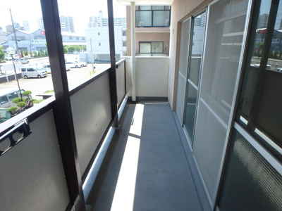 【バルコニー】 | 加島第２マンション | 開放的で明るい空間を演出してくれるバルコニーです