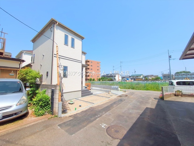 入間市大字下藤沢・全2棟　新築一戸建　1号棟　～収納充実～の前面道路含む現地写真