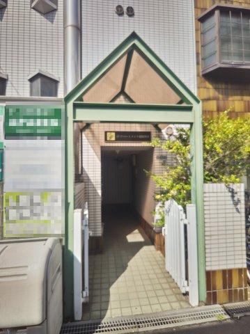 アパートメント寝屋川Ⅱのエントランス