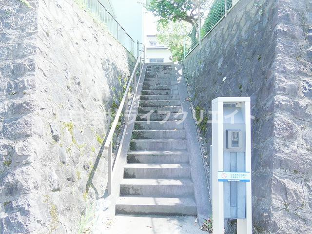 三沢B棟のエントランス