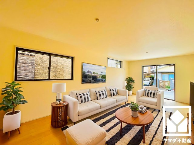 宇治市伊勢田町南遊田　1号棟の居間・リビング|※実写真と間取り図からCG再現した「空室リフォームイメージ」に家具などをCG合成しており、実際と異なります。