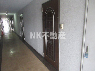 【玄関】 | コーポフェルメール（高井田賃貸） | 収納もある玄関です