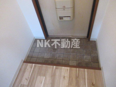 【玄関】 | コーポフェルメール（高井田賃貸） | 明るい玄関です