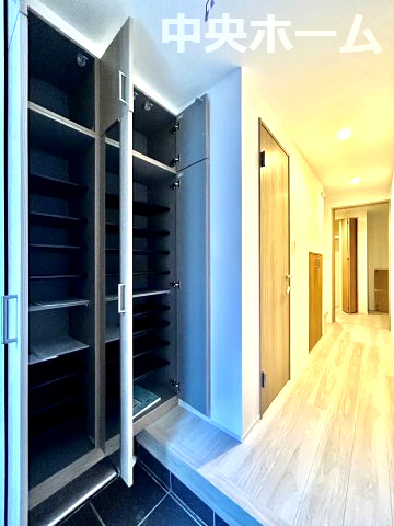 足立区大谷田5丁目新築分譲住宅の玄関|【玄関】玄関には大型のシューズクローゼットを設置しておりますのでいつでもスッキリりとした空間を保てます。玄関周りを清潔に使うのはとても大事なことですよね。