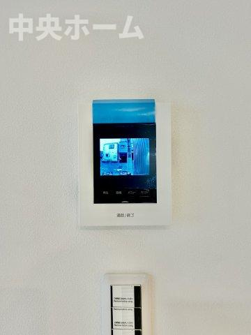 足立区大谷田5丁目新築分譲住宅のセキュリティ|【モニターホン】誰が来たかすぐにわかるカラーモニター付きインターホン。通話ボタンを押すまでは室内の音は漏れていませんので相手を確かめてから応対できます。