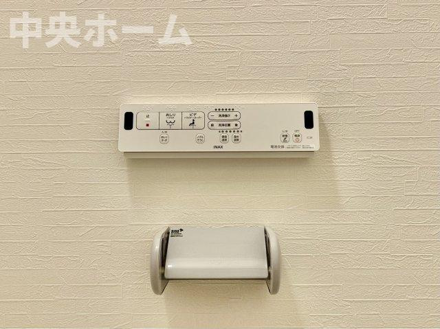 足立区大谷田5丁目新築分譲住宅の内装|【ウォシュレット】清潔に使いたいお手洗いには最適な設備です。もちろんウォームレットも標準装備です。