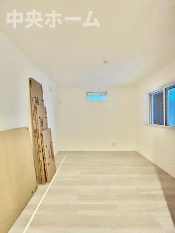 足立区大谷田5丁目新築分譲住宅の寝室|【寝室】心と体をゆったりと安らげる主寝室。寝室のゆとりが大きい分だけ、暮らしの安らぎは深まります。一日の疲れを癒すだけでなく、ご夫婦の親密な語らいを紡ぎ出します