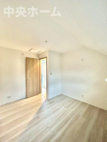 足立区大谷田5丁目新築分譲住宅の子供部屋|【子供部屋】お子様を持つ家庭の約6割が「家族や子どものため」に購入を希望。入学後の転校を避け、広い空間でのびのび育てたいなどの親心が、家探しのきっかけになっているようです。