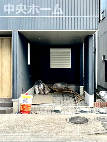 足立区大谷田5丁目新築分譲住宅の駐車場|車を風雨からしっかりと守ってくれるビルトインガレージです。車を外部に晒さないので風雨だけではなく様々なトラブルに遭いにくく、車好きの方にも安心していただけます。