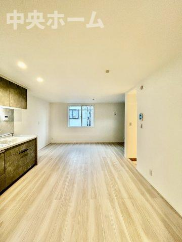 足立区大谷田5丁目新築分譲住宅の居間・リビング|【リビングダイニング】一日の中で多くの時間を過すことになるリビングダイニングだからこそ、いつも穏やかな空間であることが必然。爽やかな通風と採光を存分に感じる事が出来る空間です。