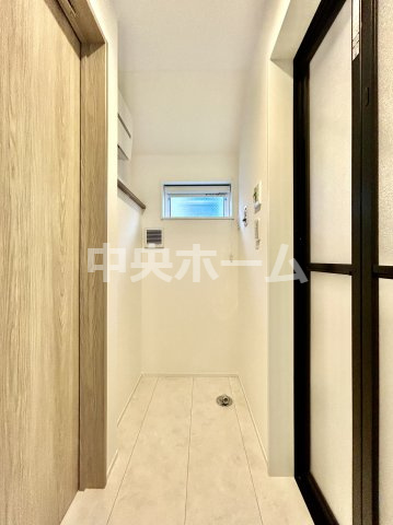 足立区大谷田5丁目新築分譲住宅のランドリースペース|【ランドリースペース】担当者がスケールを持ち歩いておりますので、ご見学時には現在お使いの洗濯機などがきちんと収まるかなどもチェックして下さい。見学前に測っておくと非常に便利だと思います。