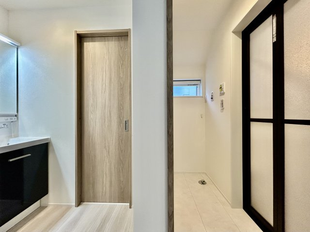 足立区大谷田5丁目新築分譲住宅の脱衣所|【洗面所】明るい洗面所は朝をすっきりさせてくれる空間です。バタバタしている忙しい朝でも収納が多い洗面台では短い時間で効率良く支度ができます。