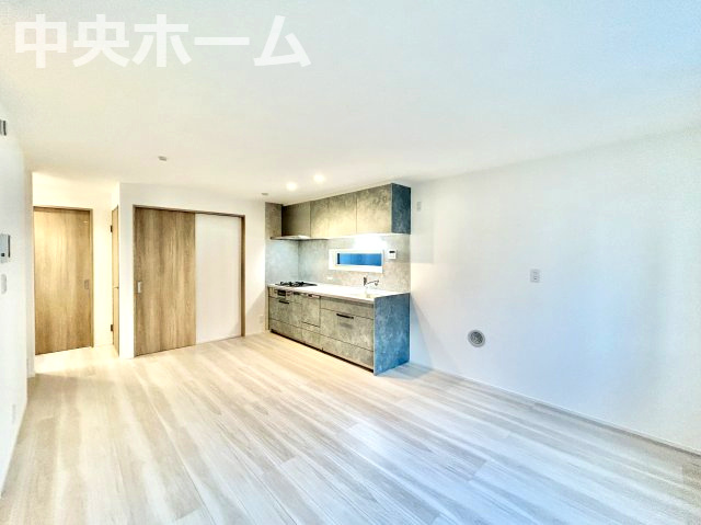 足立区大谷田5丁目新築分譲住宅の居間・リビング|【居間・リビング】「ＬＤＫは家族団らんをデザイン」広いＬＤＫでは家族が集まり一緒の時間を過ごせる工夫がされております。何気ない一日の当たり前のひとコマがいつか一生の宝物になります