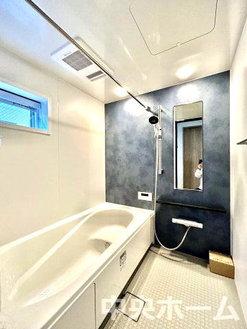 足立区大谷田5丁目新築分譲住宅の浴室|【バスルーム】暖房換気乾燥機付きシステムバスルーム。暖房・冷風・換気・乾燥など、毎日を快適に過ごせるうれしい機能が揃っています。雨の日の洗濯物も安心です。