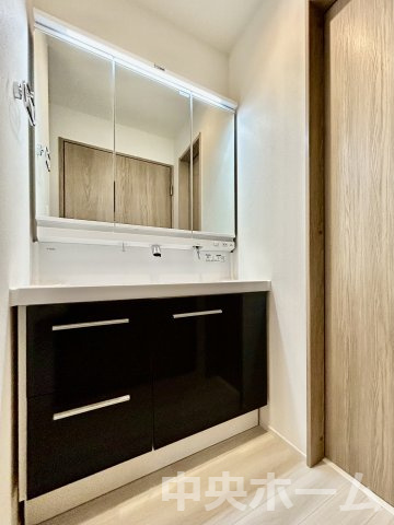 足立区大谷田5丁目新築分譲住宅の独立洗面台|【洗面化粧台】洗面化粧台には三面鏡を採用。身だしなみを整えやすい事はもちろんですが、鏡の後ろに収納スペースを設ける事により、散らかりやすい洗面スペースをすっきりさせる事が出来るのも嬉しいですね